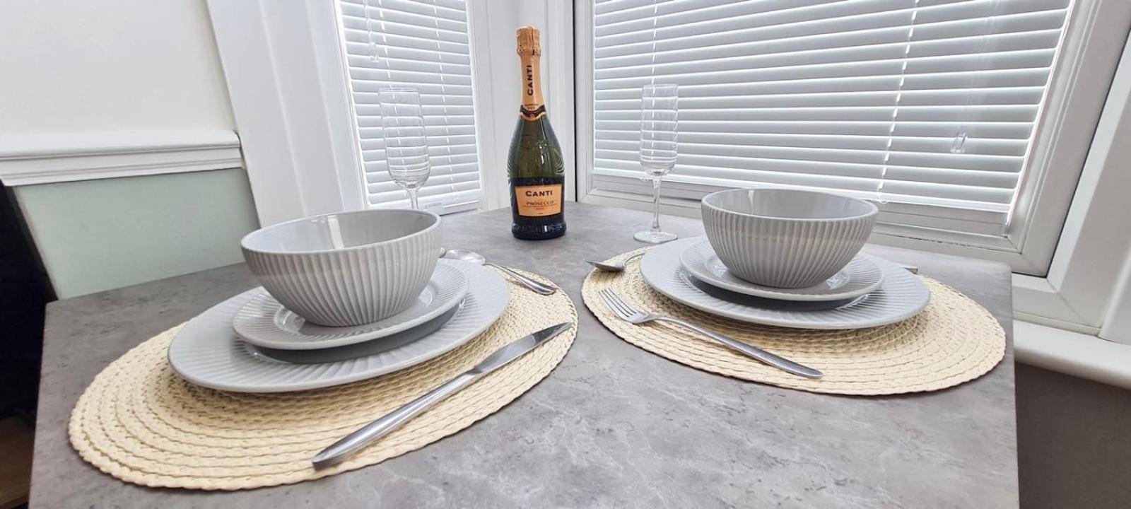 Westcliff-On-Sea Modern 2 Bedroom Apartment - Free Parking Southend-on-Sea Eksteriør bilde